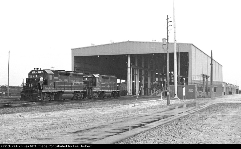 SCL 1541 & 1504 visit the Waycross Diesel Shop on a rainy afternoon